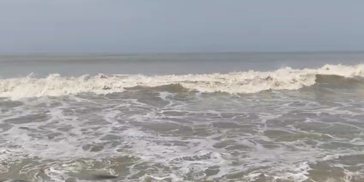 মৌসমুী নিম্নচাপের প্রভাবে মুষলধারে বৃষ্টি, পায়রা বন্দরে ৩ নম্বর সতর্ক সংকেত