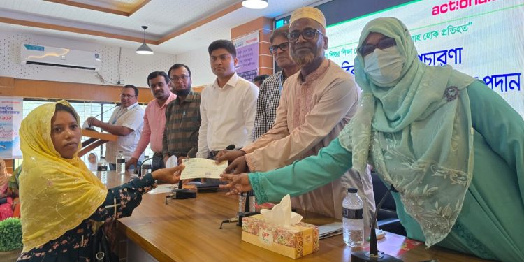 কলাপাড়ায় বাল্যবিয়ে বিরোধী সচেতনতামূলক সভা ও শিক্ষার্থীদের সহায়তায় সাইকেল-বৃত্তি প্রদান