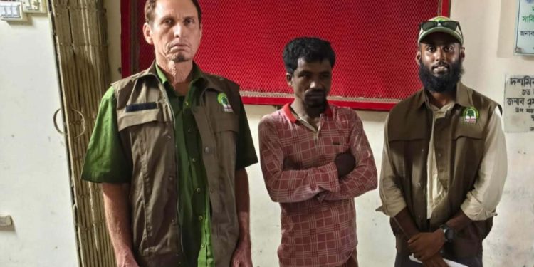 দশমিনায় খালে বিষ দিয়ে মাছ শিকারের সময় ট্রলারসহ জেলে আটক