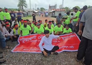 পায়রা তাপবিদ্যুৎকেন্দ্রে নিবন্ধিত শ্রমিকদের অন্তর্ভুক্তির দাবিতে সড়ক অবরোধ ও বিক্ষোভ