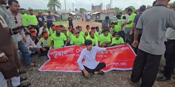 পায়রা তাপবিদ্যুৎকেন্দ্রে নিবন্ধিত শ্রমিকদের অন্তর্ভুক্তির দাবিতে সড়ক অবরোধ ও বিক্ষোভ