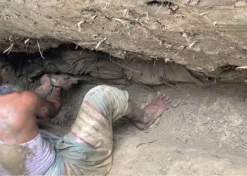স্ত্রীর কবর খননের সময় মিলল ২ যুগ আগে দাফন করা স্বামীর অক্ষত মরদেহ