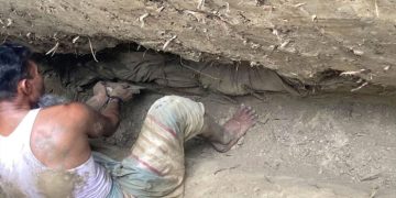 স্ত্রীর কবর খননের সময় মিলল ২ যুগ আগে দাফন করা স্বামীর অক্ষত মরদেহ