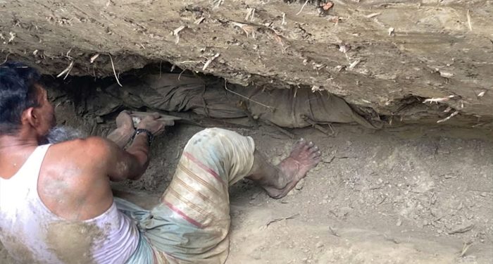 স্ত্রীর কবর খননের সময় মিলল ২ যুগ আগে দাফন করা স্বামীর অক্ষত মরদেহ