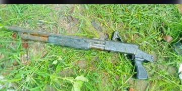 পুকুরে মাছ ধরার সময় জালে উঠল পুলিশের শর্টগান