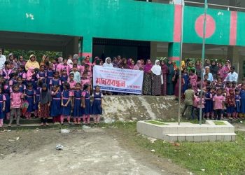 শিক্ষক বদলি বাতিলের দাবিতে বাউফলে শিক্ষার্থী-অভিভাবকদের মানববন্ধন