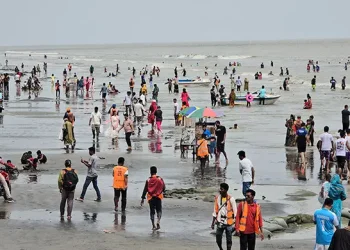 কুয়াকাটায় পর্যটকদের ভিড়: দীর্ঘ খরা কাটিয়ে প্রাণচাঞ্চল্য ফিরেছে সাগরকন্যায়
