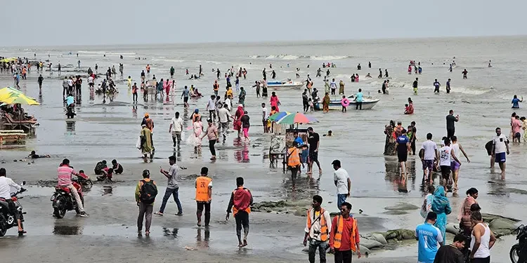 কুয়াকাটায় পর্যটকদের ভিড়: দীর্ঘ খরা কাটিয়ে প্রাণচাঞ্চল্য ফিরেছে সাগরকন্যায়