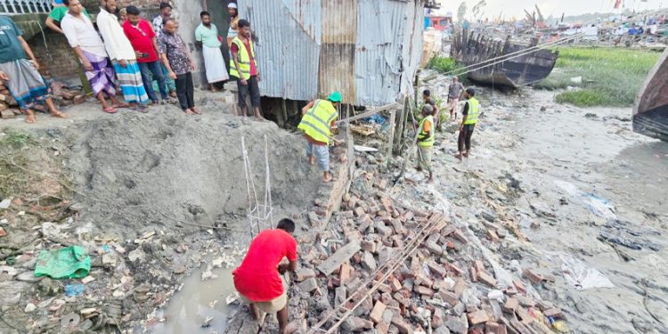 কলাপাড়ার খাপড়াভাঙ্গা নদী দখল করে অবৈধ স্থাপনা, উচ্ছেদ করল প্রশাসন