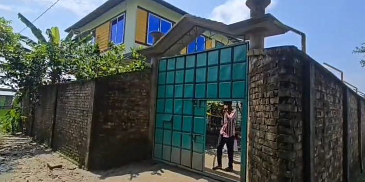 কলাপাড়ায় প্রবাসীর বাড়িতে গুলি ও মারধরের পর শিশুর মাথায় পিস্তল ঠেকিয়ে লুটপাট