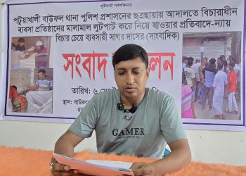 বাউফলে পুলিশের উপস্থিতিতে দোকান ভেঙে মালামাল লুটের অভিযোগ