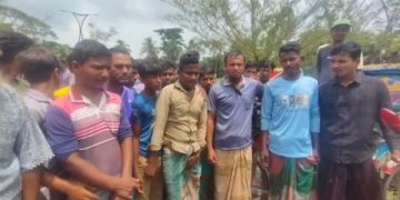 গলাচিপায় বোরাক ও মোটরসাইকেল সমিতির বিরুদ্ধে রিকশাচালকদের বিক্ষোভ