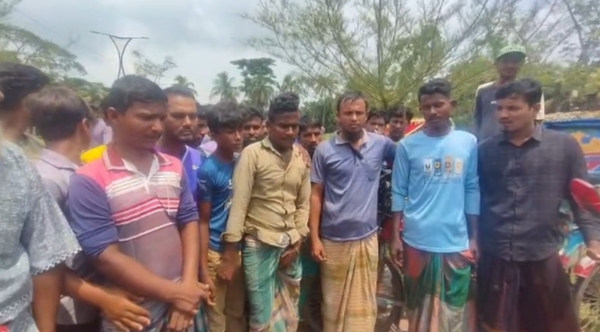 গলাচিপায় বোরাক ও মোটরসাইকেল সমিতির বিরুদ্ধে রিকশাচালকদের বিক্ষোভ