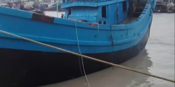 বঙ্গোপসাগরে ট্রলারডুবি: অন্য ট্রলারের সহায়তায় ১৫ জেলে জীবিত উদ্ধার