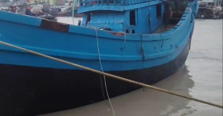 বঙ্গোপসাগরে ট্রলারডুবি: অন্য ট্রলারের সহায়তায় ১৫ জেলে জীবিত উদ্ধার
