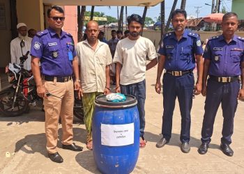 গলাচিপায় বিপুল পরিমাণ চোলাই মদ ও গাঁজাসহ পিতা-পুত্র আটক