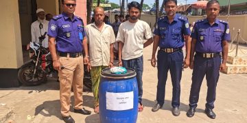 গলাচিপায় বিপুল পরিমাণ চোলাই মদ ও গাঁজাসহ পিতা-পুত্র আটক
