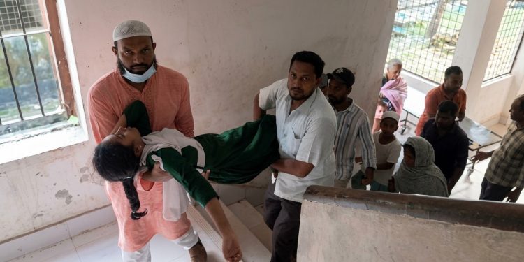 কলাপাড়ায় বিদ্যালয় চলাকালীন হঠাৎ অর্ধশতাধিক শিক্ষার্থী অসুস্থ