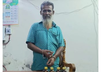 বাউফলে ৪ বোতল রেকটি সিরাপসহ মাদক ব্যবসায়ী গ্রেপ্তার, নগদ টাকা উদ্ধার