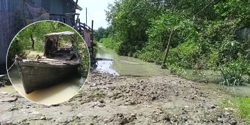 খেয়া আছে পথ নেই: কলাপাড়ায় কাদা মাড়িয়ে নদী পার হচ্ছেন হাজারো মানুষ