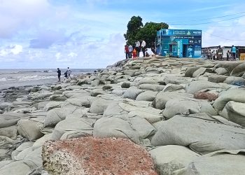 ধসে পড়ছে সৈকতের অস্তিত্ব: কুয়াকাটা রক্ষায় প্রকল্প কবে বাস্তবায়ন?