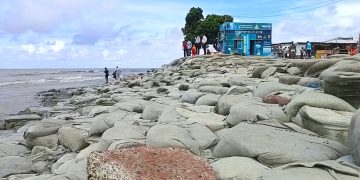 ধসে পড়ছে সৈকতের অস্তিত্ব: কুয়াকাটা রক্ষায় প্রকল্প কবে বাস্তবায়ন?