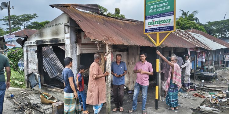 দুমকিতে আগুনে পুড়ে দুটি দোকান ছাই, বিদ্যুৎ অফিসের গাফেলতির অভিযোগ