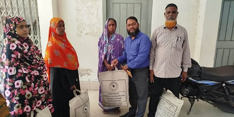 সংবাদ প্রকাশের পরে সহায়তা পেল পায়রা নদীর ভাঙনকবলিত পরিবার