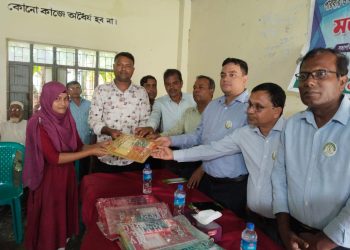 দুমকিতে ব্র্যাকের ‘ভাসমান শিক্ষা তরী’ পরিদর্শন ও শিক্ষার্থীদের মাঝে শিক্ষা উপকরণ বিতরণ