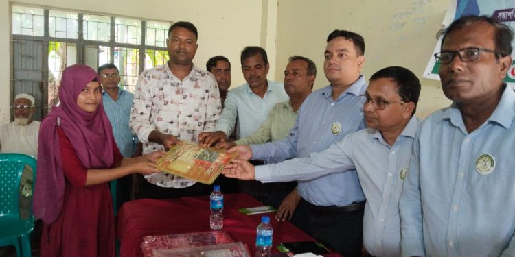 দুমকিতে ব্র্যাকের ‘ভাসমান শিক্ষা তরী’ পরিদর্শন ও শিক্ষার্থীদের মাঝে শিক্ষা উপকরণ বিতরণ