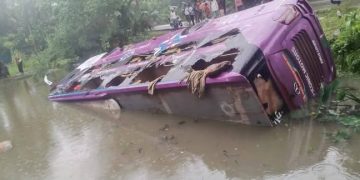 কলাপাড়ায় নিয়ন্ত্রণ হারিয়ে খাদে বাস, আহত ১৫