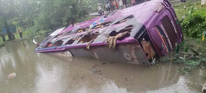 কলাপাড়ায় নিয়ন্ত্রণ হারিয়ে খাদে বাস, আহত ১৫