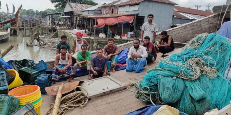 আবারও গভীর সমুদ্রে ট্রলারে হামলা ও লাখ টাকার মালামাল লুট, কলাপাড়ায় আতঙ্কে জেলেরা