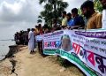সড়ক-বেড়িবাঁধ রক্ষা ও পুনর্বাসনের দাবিতে দশমিনার হাজিরহাটে মানববন্ধন