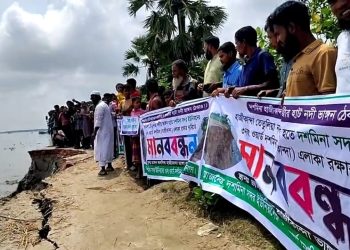 সড়ক-বেড়িবাঁধ রক্ষা ও পুনর্বাসনের দাবিতে দশমিনার হাজিরহাটে মানববন্ধন
