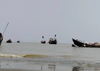 কলাপাড়ায় চাঁদা না দেওয়ায় ট্রলারে সশস্ত্র হামলার অভিযোগ, ৪ জেলে আহত