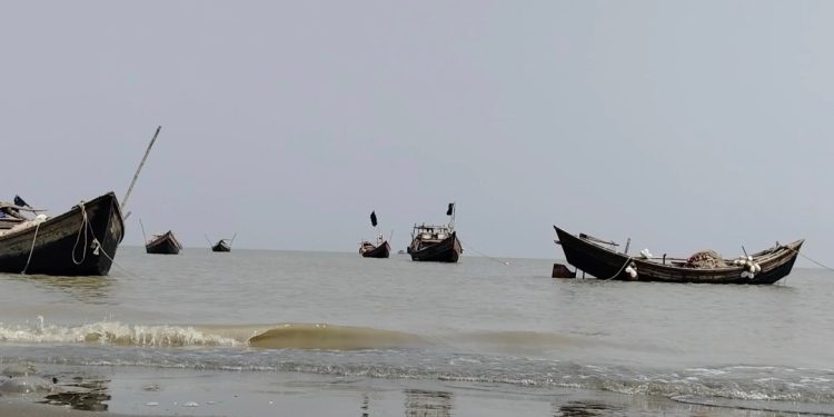 কলাপাড়ায় চাঁদা না দেওয়ায় ট্রলারে সশস্ত্র হামলার অভিযোগ, ৪ জেলে আহত