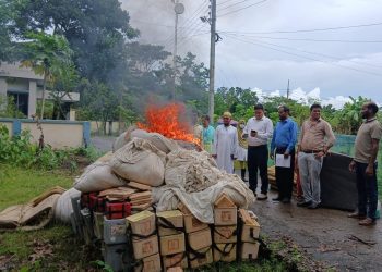 দুমকি উপজেলা স্বাস্থ্য কমপ্লেক্সের মেয়াদোত্তীর্ণ ও অব্যবহারযোগ্য মালামাল বিনষ্ট