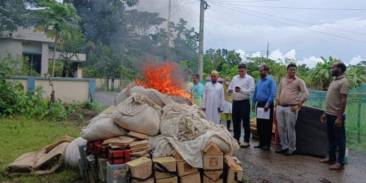 দুমকি উপজেলা স্বাস্থ্য কমপ্লেক্সের মেয়াদোত্তীর্ণ ও অব্যবহারযোগ্য মালামাল বিনষ্ট