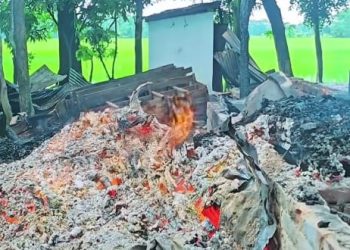 দুমকিতে সাবেক ইউপি চেয়ারম্যানের গোয়ালঘরে আগুন