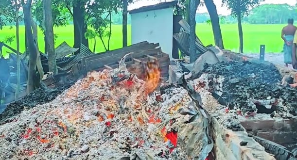 দুমকিতে সাবেক ইউপি চেয়ারম্যানের গোয়ালঘরে আগুন
