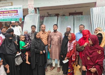 বাউফলে দুর্যোগে ক্ষতিগ্রস্ত ৩১ পরিবারকে ঢেউটিন ও নগদ অর্থ প্রদান