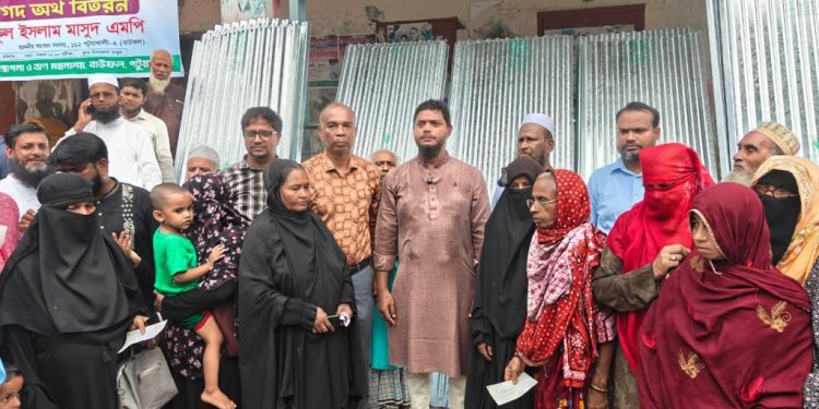 বাউফলে দুর্যোগে ক্ষতিগ্রস্ত ৩১ পরিবারকে ঢেউটিন ও নগদ অর্থ প্রদান