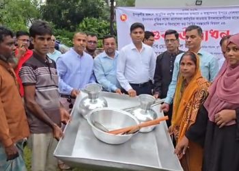 কলাপাড়ায় গোলপাতার গুড় তৈরীর উপকরণ পেল ২৪০ চাষী