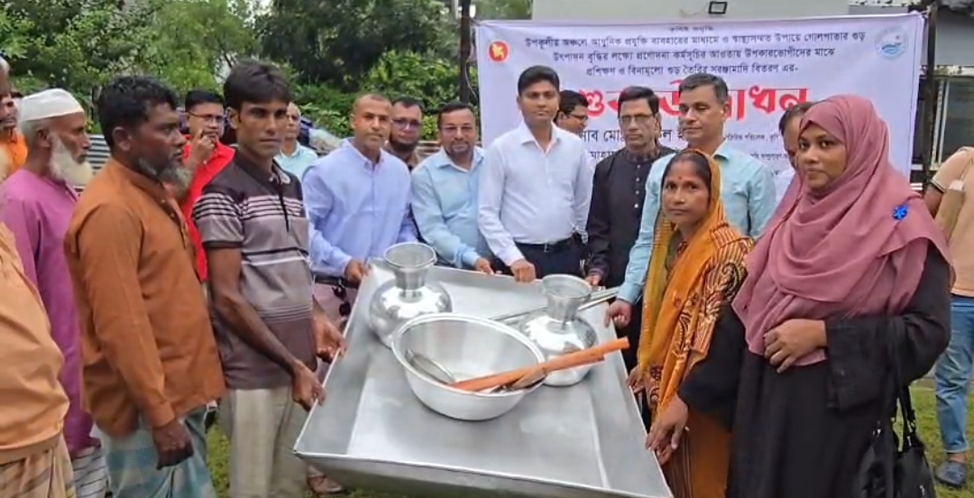 কলাপাড়ায় গোলপাতার গুড় তৈরীর উপকরণ পেল ২৪০ চাষী