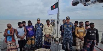 বঙ্গোপসাগরে ইঞ্জিন বিকল ট্রলারসহ ১২ জেলেকে উদ্ধার করল বাংলাদেশ নৌবাহিনী