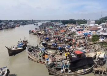 জ্বালানি তেলের দাম বৃদ্ধিতে জেলেদের ‘মরার ওপর খাঁড়ার ঘা’