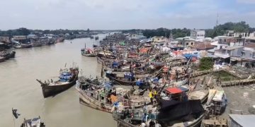জ্বালানি তেলের দাম বৃদ্ধিতে জেলেদের ‘মরার ওপর খাঁড়ার ঘা’