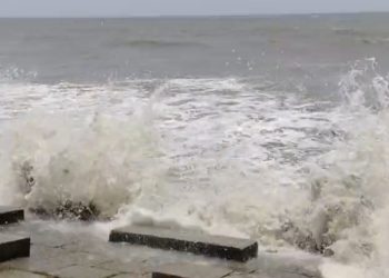 গভীর নিম্নচাপের প্রভাবে উপকূলে বৃষ্টিপাত, পায়রা সমুদ্র বন্দরে ৩ নম্বর সতর্ক সংকেত