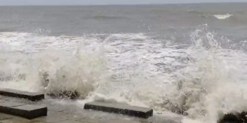 গভীর নিম্নচাপের প্রভাবে উপকূলে বৃষ্টিপাত, পায়রা সমুদ্র বন্দরে ৩ নম্বর সতর্ক সংকেত